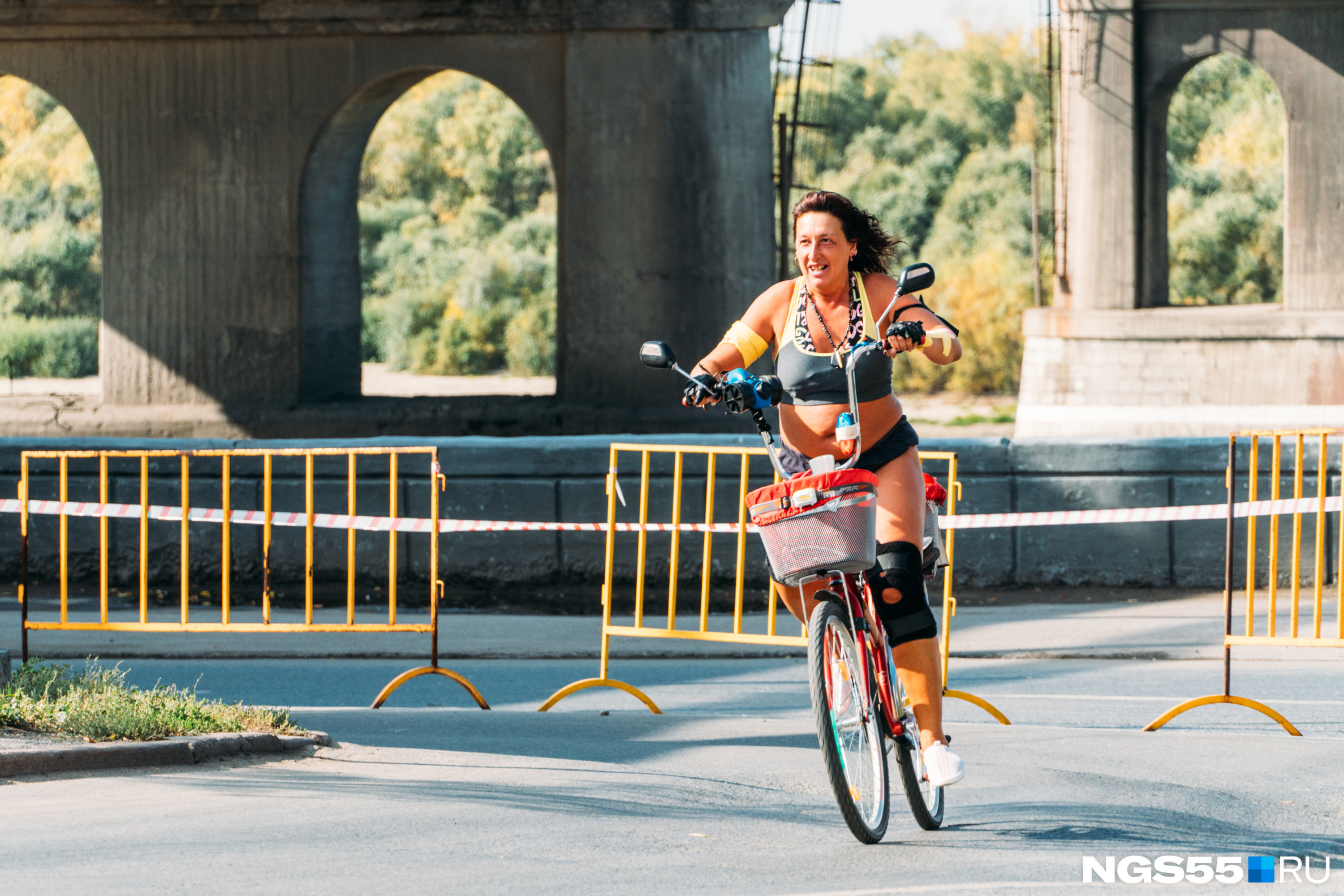 Жаркая велосипедистка Ольга призналась, что принимает участие в «ВелоОмске» в первый раз, но ей очень понравилось, поэтому мы её увидим и на следующих заездах