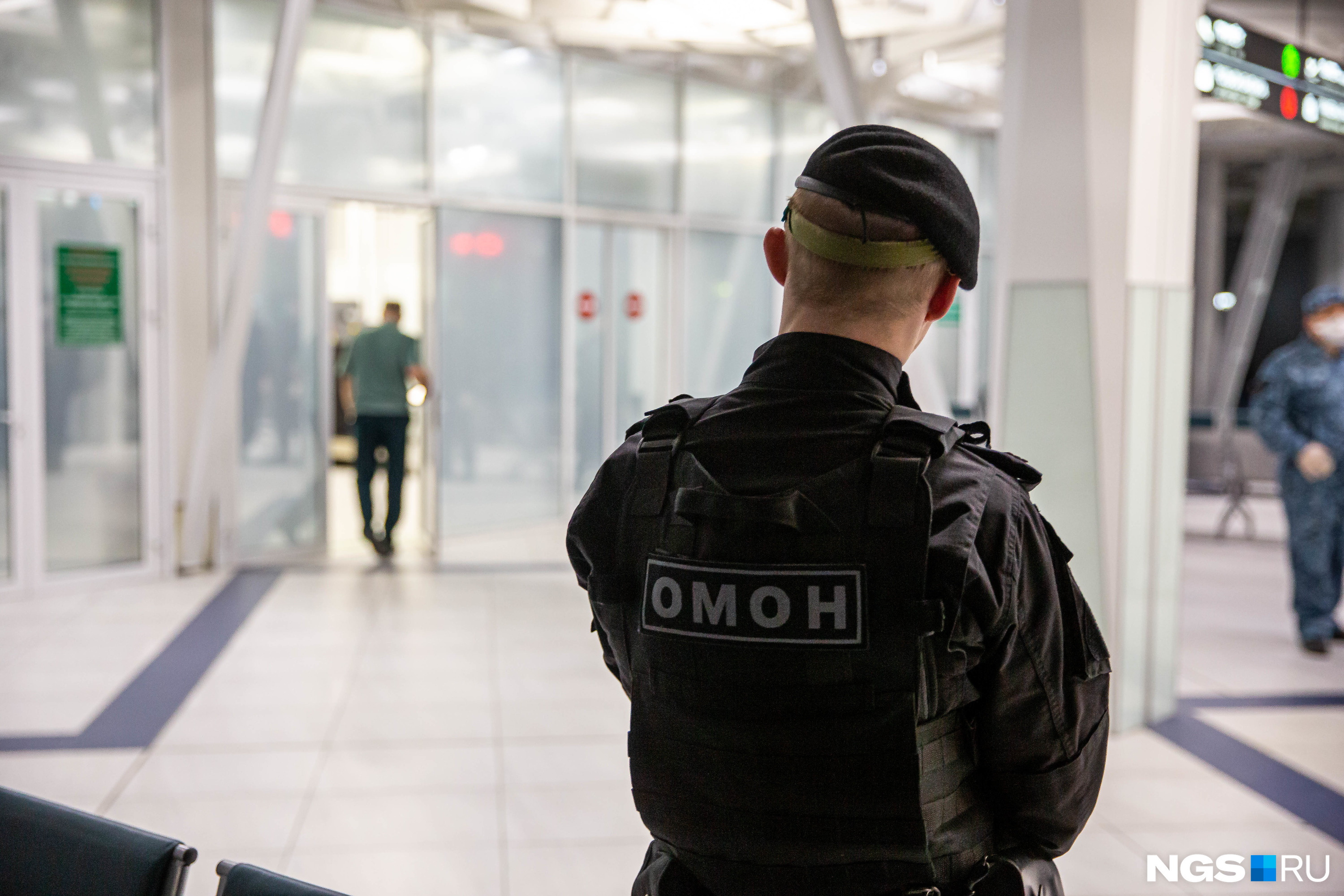 Все сотрудники аэропорта и полицейские были в масках Все сотрудники аэропорта и полицейские были в масках