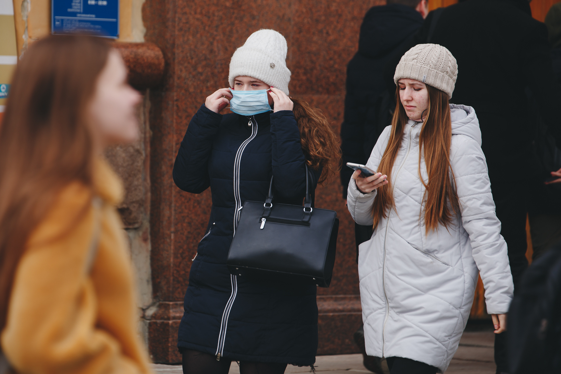 После того как болезнь пришла в Россию, в стране скупили все маски