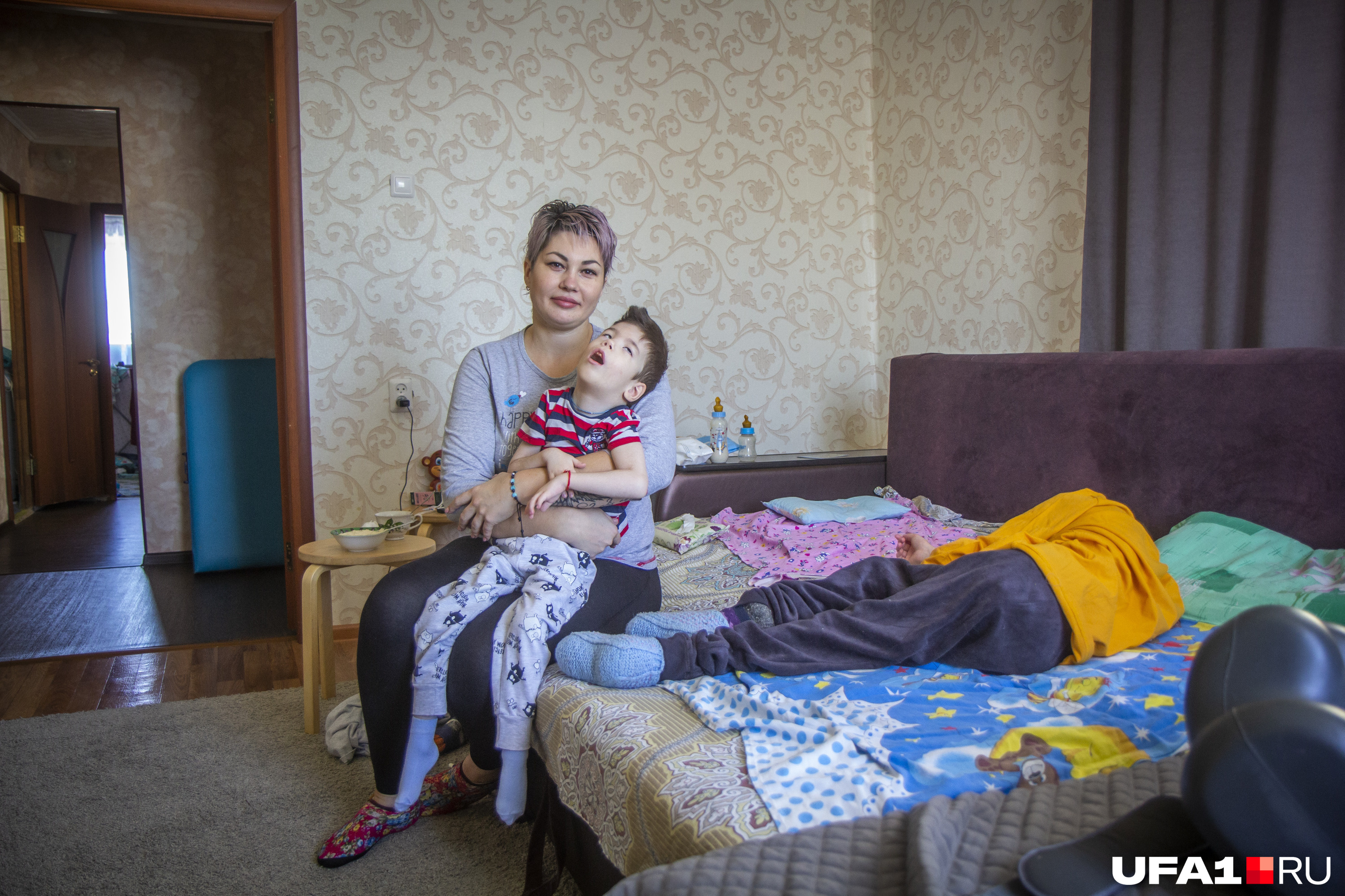 Марку 4 года, в силу возраста он очень любит находиться у мамы на руках. 15-летний Кирилл, напротив, предпочитает побыть в одиночестве Марку 4 года, в силу возраста он очень любит находиться у мамы на руках. 15-летний Кирилл, напротив, предпочитает побыть в одиночестве