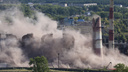 В Челябинской области взорвали две огромные производственные трубы обанкротившегося завода