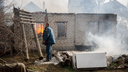 «Видели, мальчишки в балку спускались»: в Волгограде страшный пожар уничтожил пять жилых домов