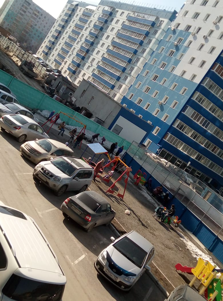 Люди гуляют во дворе дома на улице Выборной Люди гуляют во дворе дома на улице Выборной