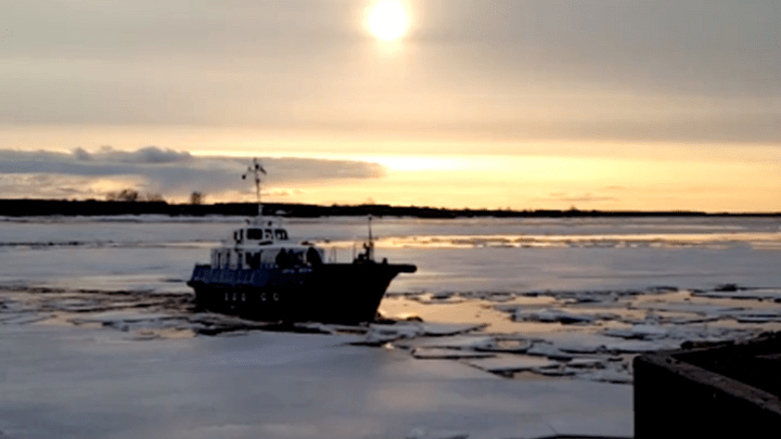«Капитан Митягин» и апрельский закат: смотрим видео ледохода на реке Онеге