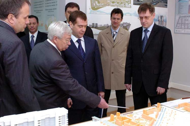 Дмитрию Медведеву рассказывают о строительстве жилья в Перми, 2007 год 