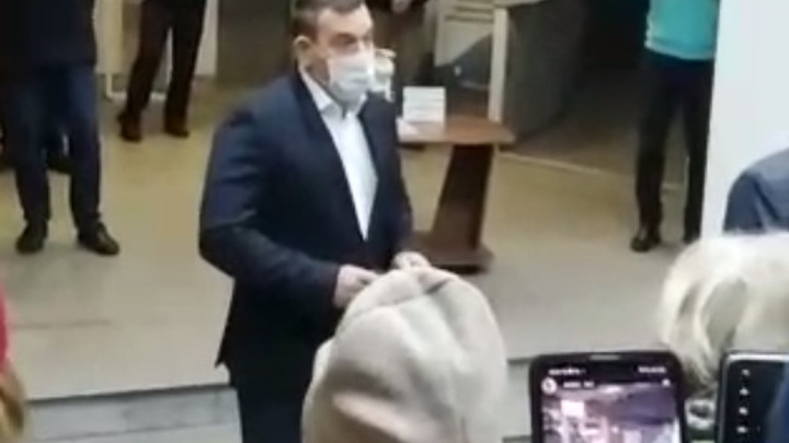 «Никакой отставки не будет»: Кузнецов всё же вышел к протестующим в мэрии новокузнечанам