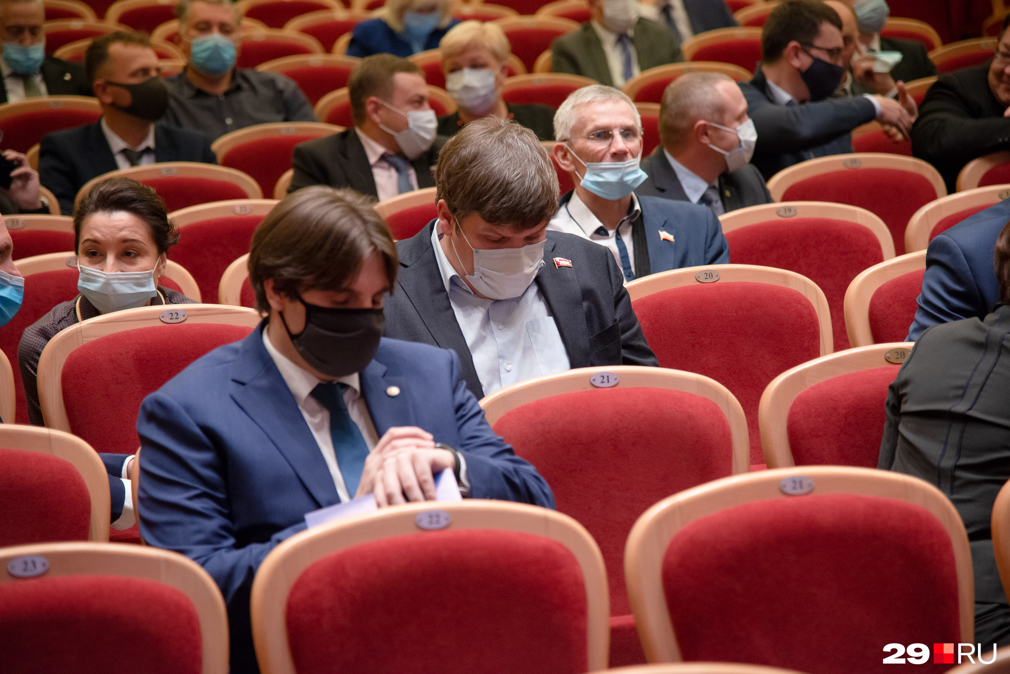 Замглавы Архангельска Даниил Шапошников сверяет часы Замглавы Архангельска Даниил Шапошников сверяет часы