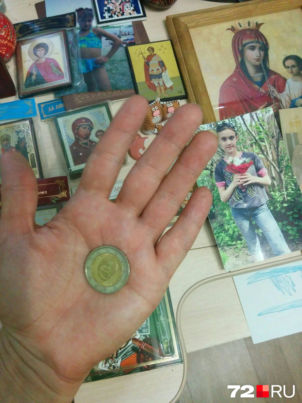 Несколько лет назад Наталья рассказывала о том, что их семье прислали «Монету надежды» с пожеланиями скорейшего возвращения Анюты. На снимке среди множества икон виднеется фото Ани. Тут она девочка-подросток. Совсем скоро Ане исполнится 22 года