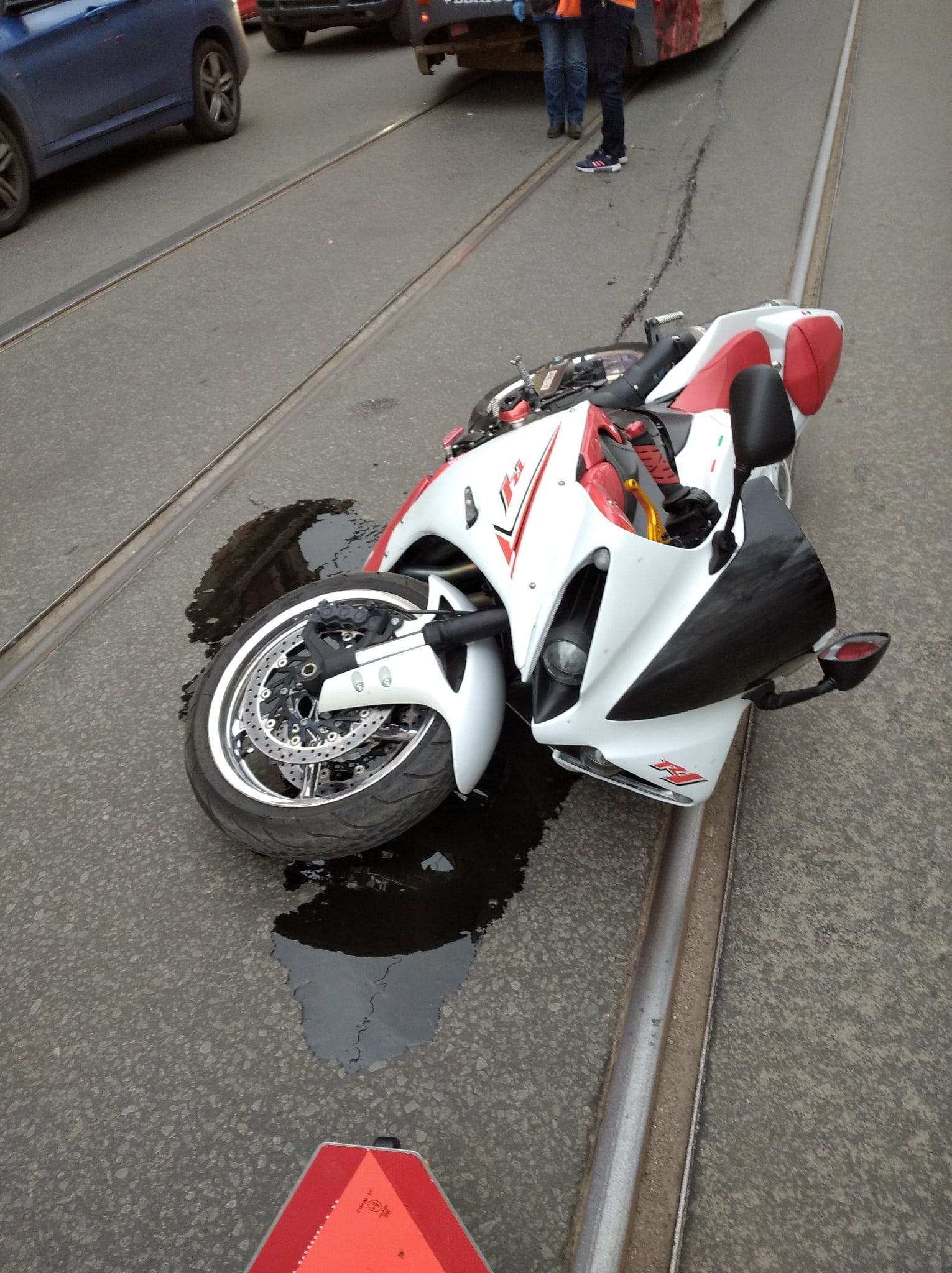 На Садовой погиб мотоциклист. В Шушарах летевший на красный водитель сбил велосипедистку