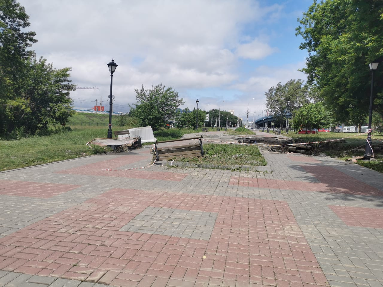 Участок с провалом оградили сигнальными лентами Участок с провалом оградили сигнальными лентами