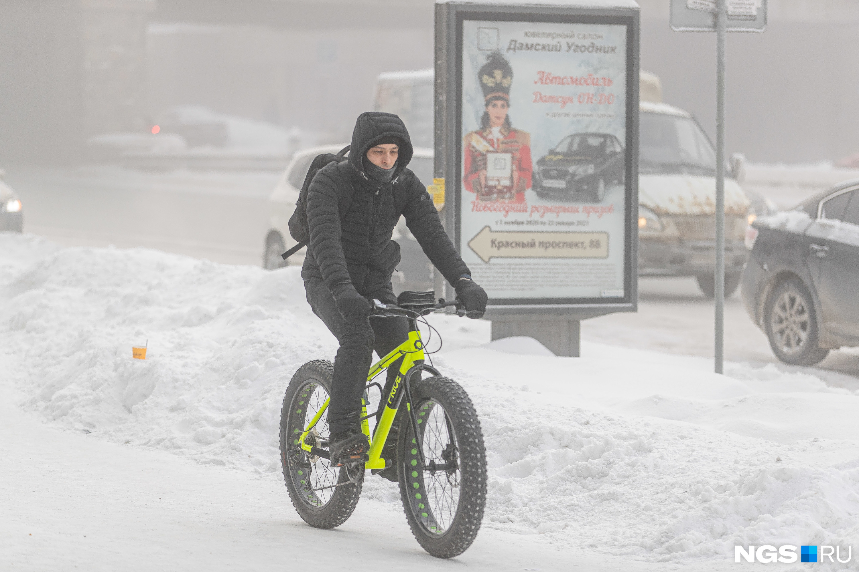 Велосипедист на улице Новосибирска (температура - 34 градуса)