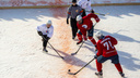 Новосибирцы и омичи сразились в хоккей на месте будущей ледовой арены — 8 кадров, как это было