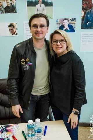 Во время работы в социальном проекте Марина познакомилась со многими актерами, которые приезжали к детям в реабилитационный центр. Побывал там и Сергей Безруков Во время работы в социальном проекте Марина познакомилась со многими актерами, которые приезжали к детям в реабилитационный центр. Побывал там и Сергей Безруков
