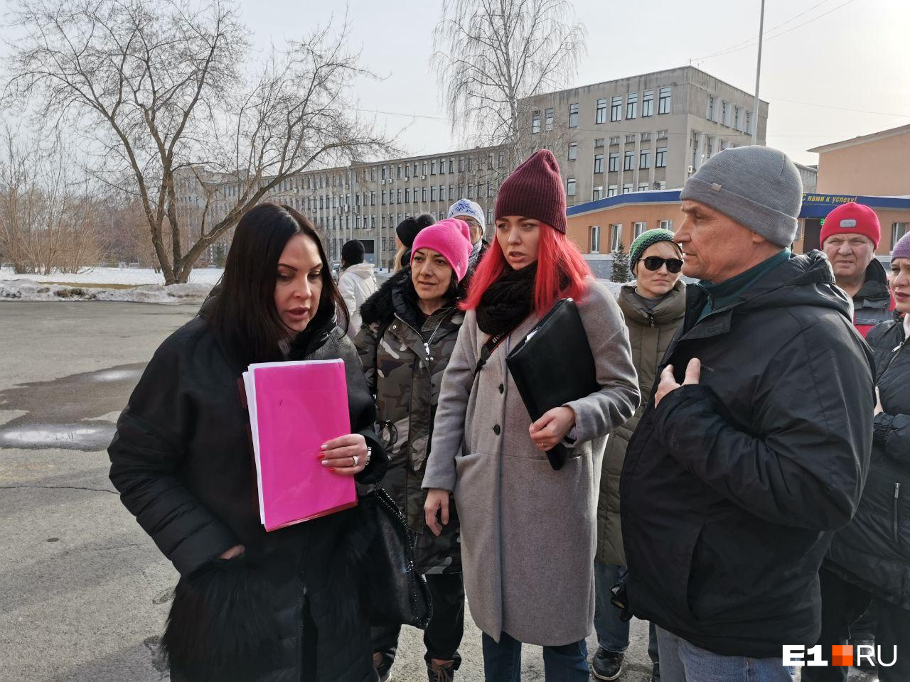 Активисты обступили сотрудницу прокуратуры (с розовой папкой)