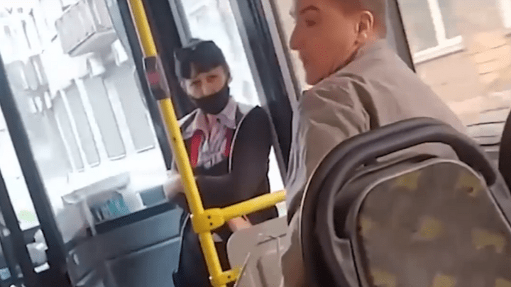 Агрессивный пассажир после требования надеть маску попытался выбить стекла в автобусе