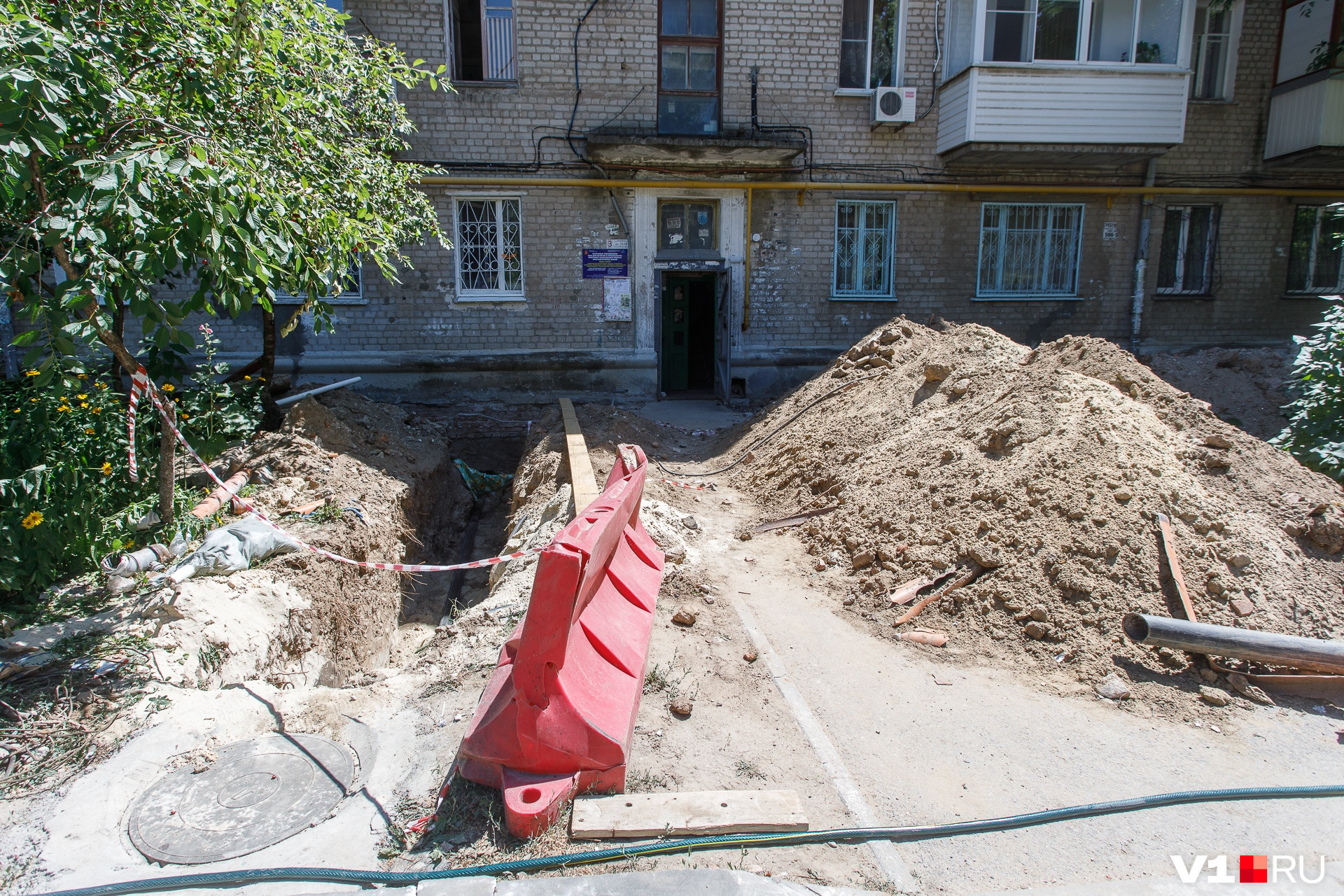 Территория перед подъездом № 3 дома № 26 на Новодвинской — как символ исполнения госпрограммы