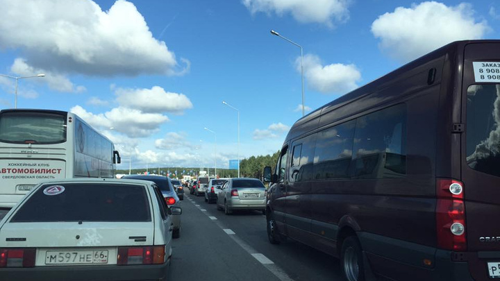 На въезде в Екатеринбург образовалась десятикилометровая пробка