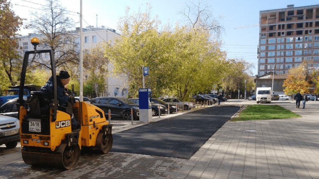 Улица рабочих екатеринбург. Плитку закатывают в асфальт. Асфальт в центре города Краснодара. Асфальтный на набережной. Укладка асфальта поверх плитки тротуарной в 2021 году.