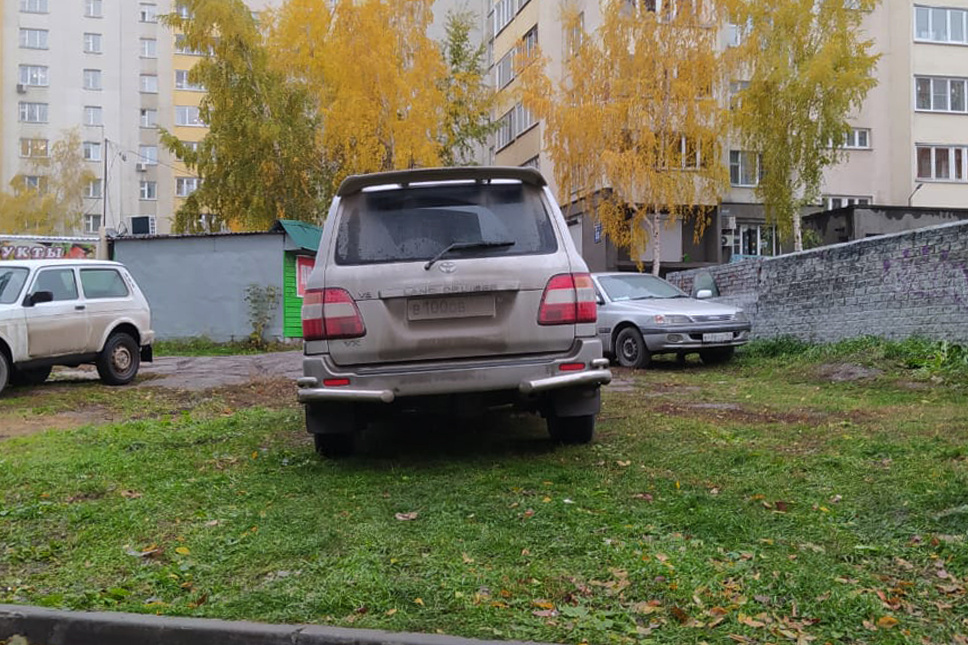 Персона джип. Джип на парковке. Парковка на джипе на тротуаре. Новосибирск я и внедорожник. У меня джип в Москве.