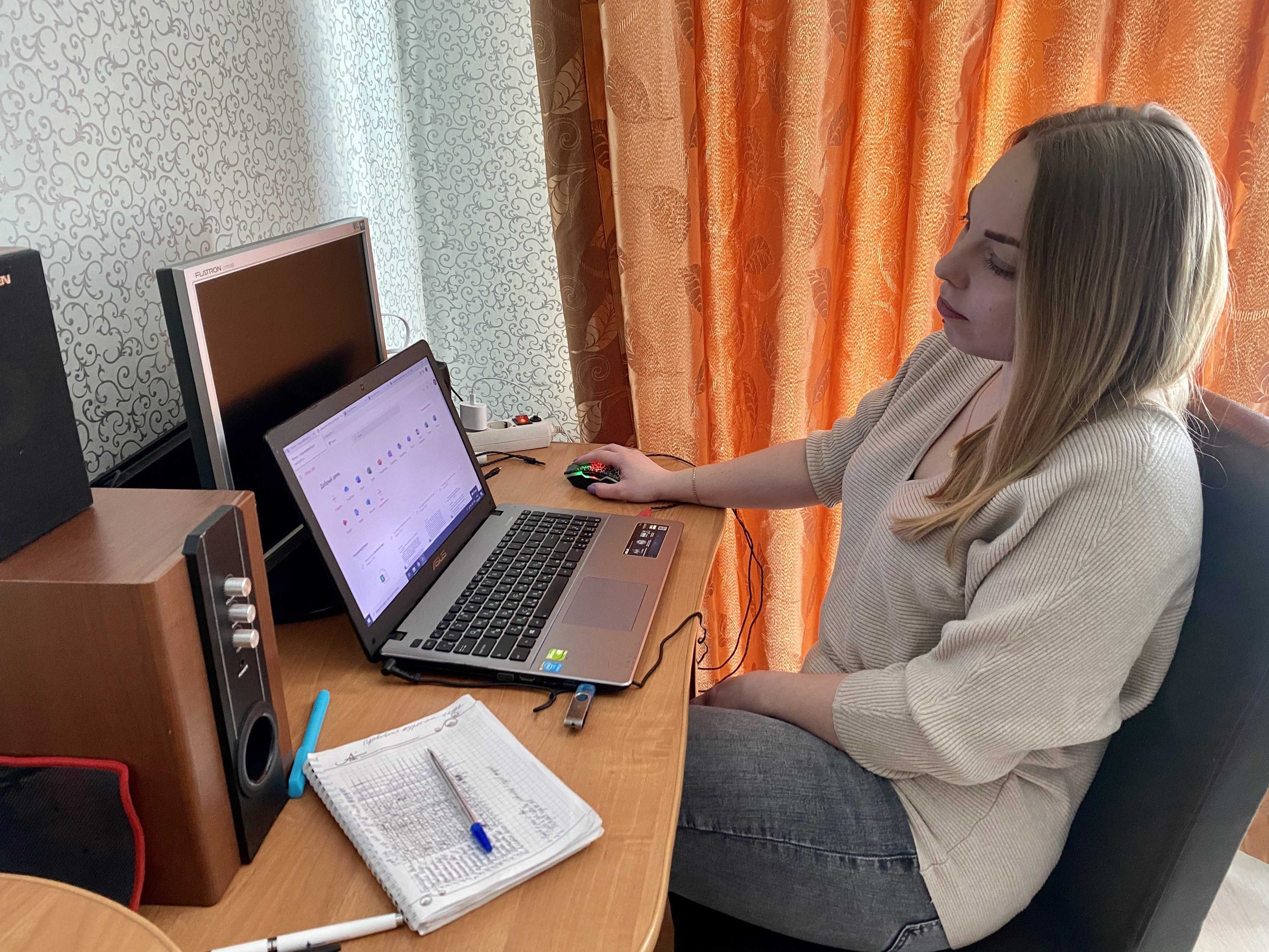 Студенты пишут Лидии свои вопросы днем и ночью, а от постоянного сидения за столом болит спина Студенты пишут Лидии свои вопросы днем и ночью, а от постоянного сидения за столом болит спина