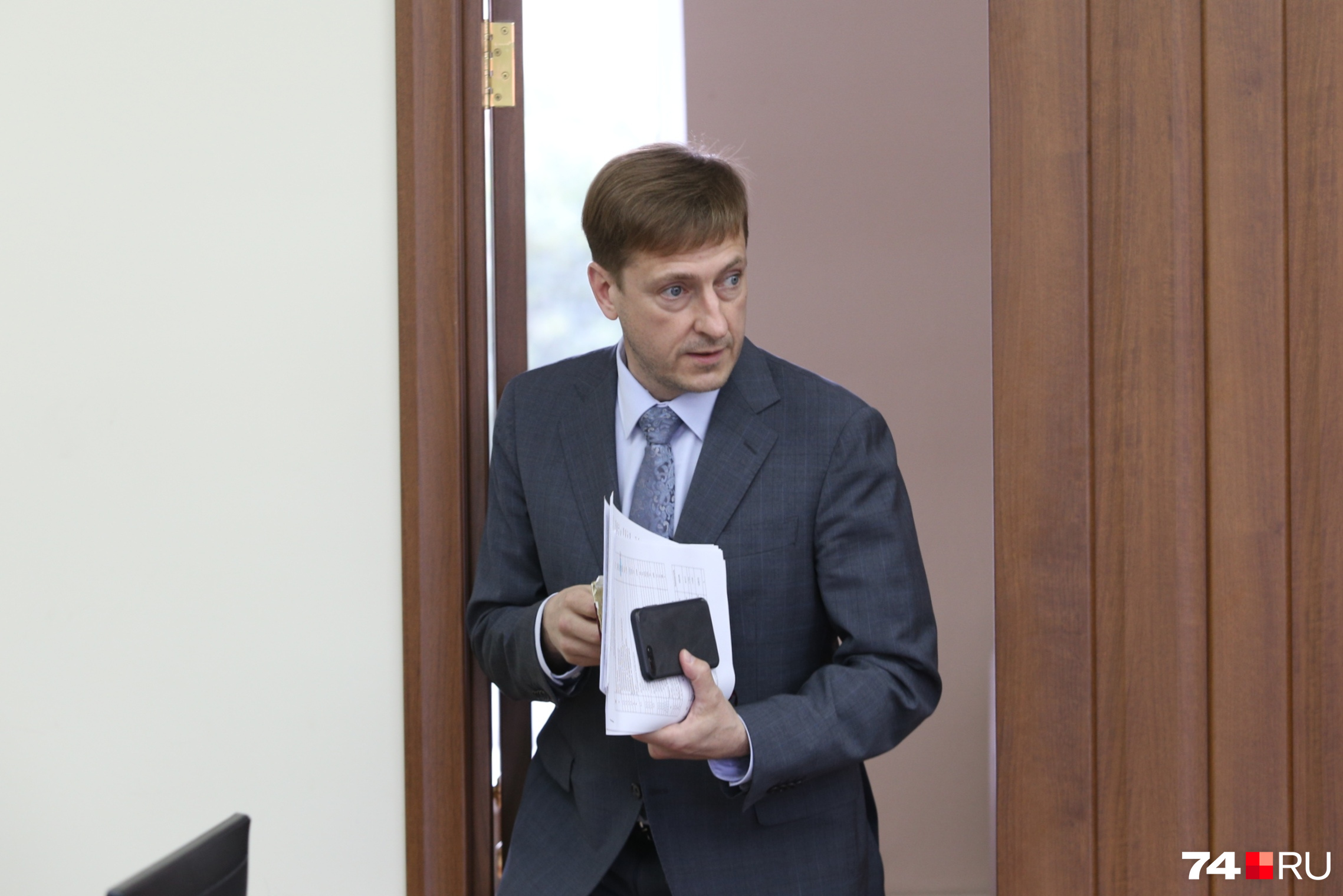 Министр здравоохранения области Юрий Семёнов надел маску при входе в зал с журналистами
