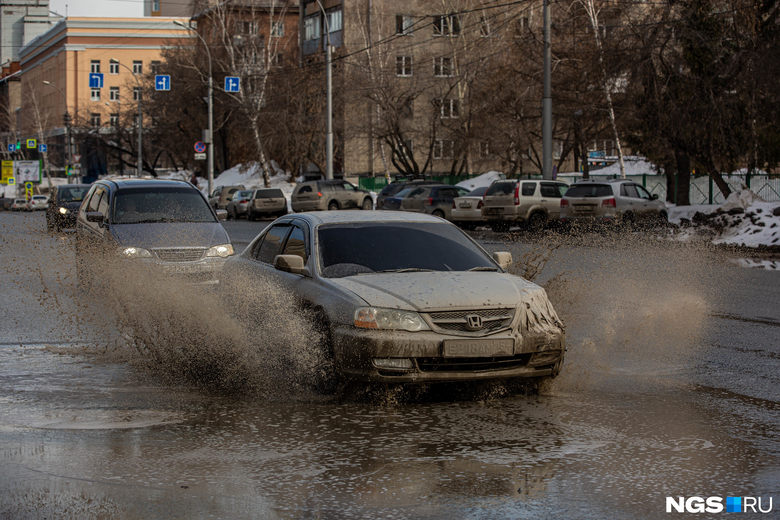 Проезжающие машины могут уже спокойно окатить грязной водой