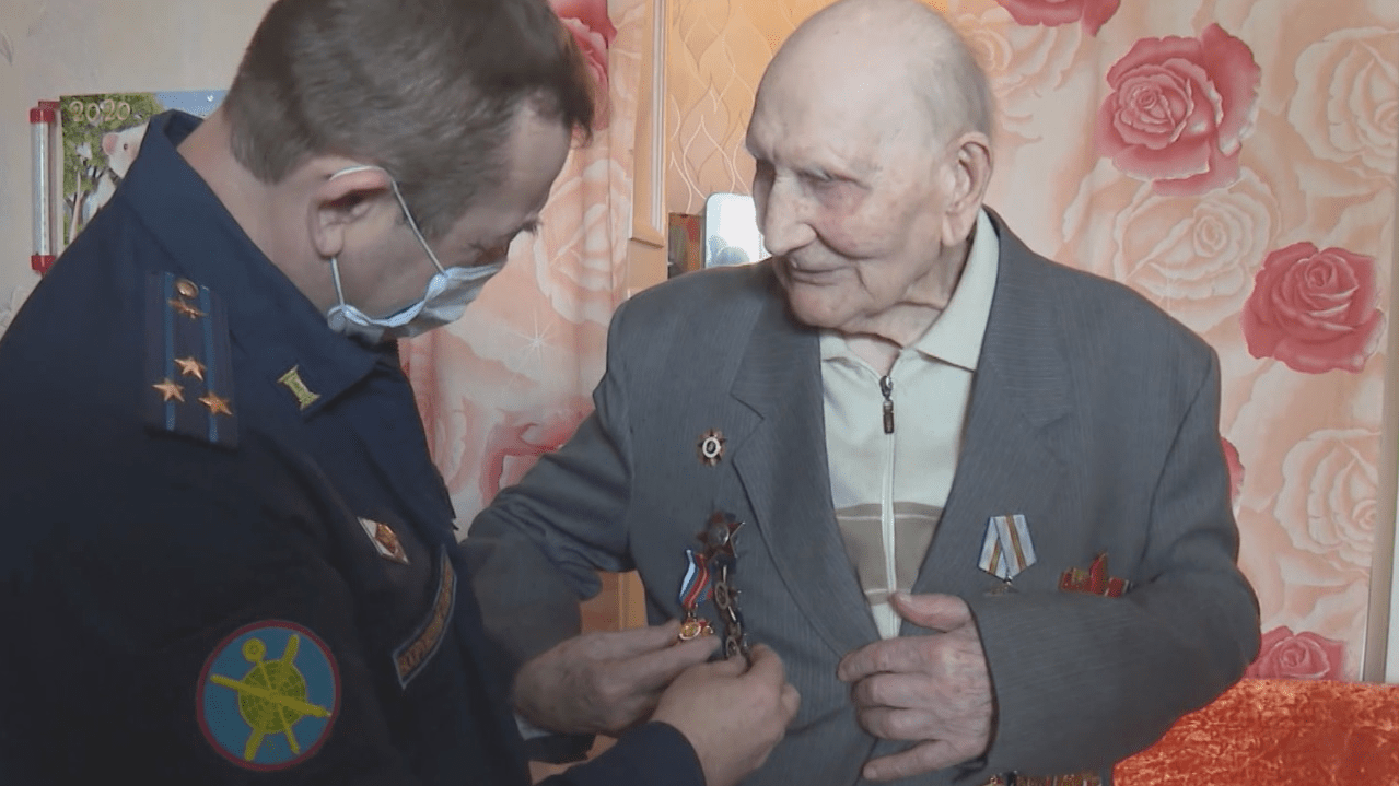 В Екатеринбурге военные устроили личный парад Победы для 104-летнего ветерана. Трогательное видео