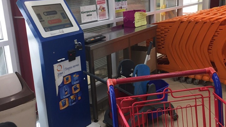 Появилось видео, как из супермаркета в Уфе украли банкомат с миллионами рублей