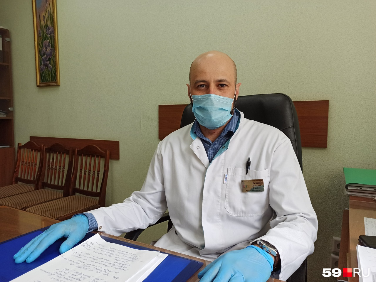 На работе Дмитрий общается с пациентами не только по поводу лечения. Иногда он спрашивает, какие книги они читают или какую музыку слушают