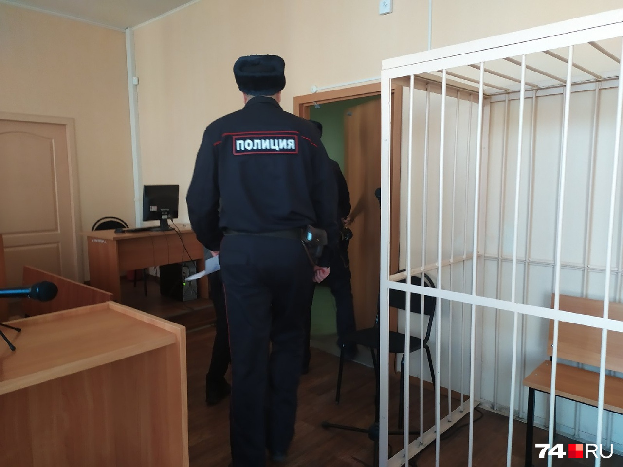 Романа Бакланова увели из зала суда в наручниках Романа Бакланова увели из зала суда в наручниках