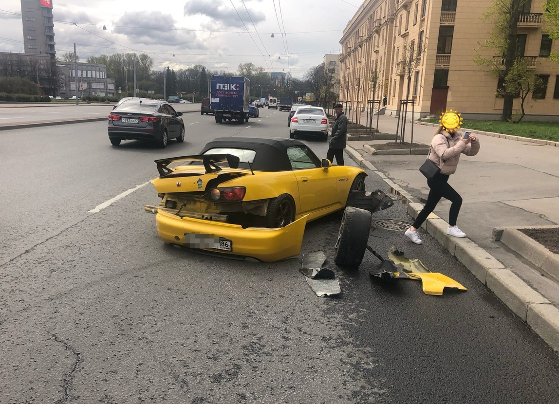 Яркая гоночная «Хонда» на Стачек развалилась на части, колёса разлетелись в  стороны - 12 мая 2020 - ФОНТАНКА.ру