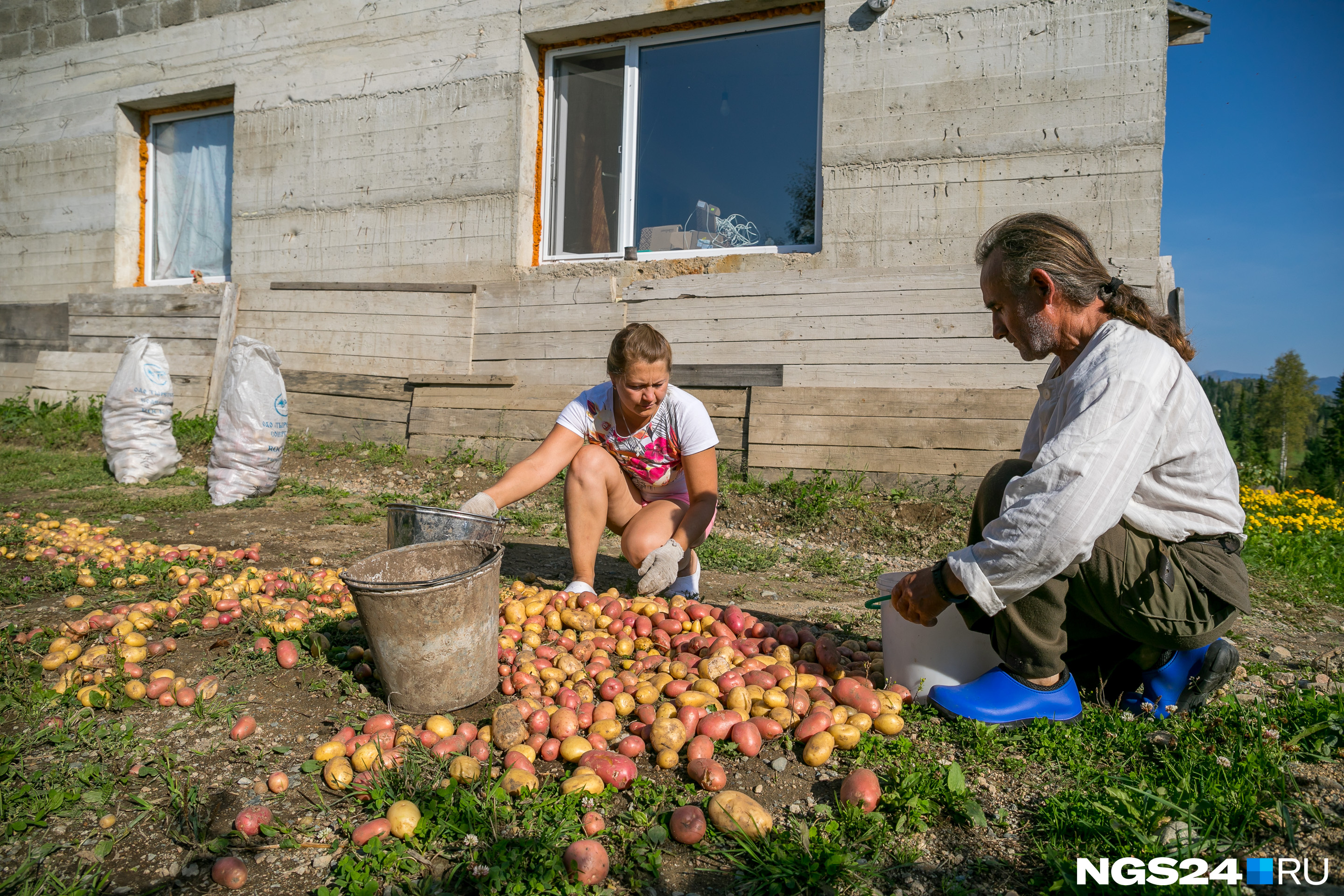 В начале сентября в Городе Солнца убирают урожай. На помощь приезжают родственники из Красноярска. Не все являются последователями веры, но отношения с родными поддерживают и даже гостят у них<br>