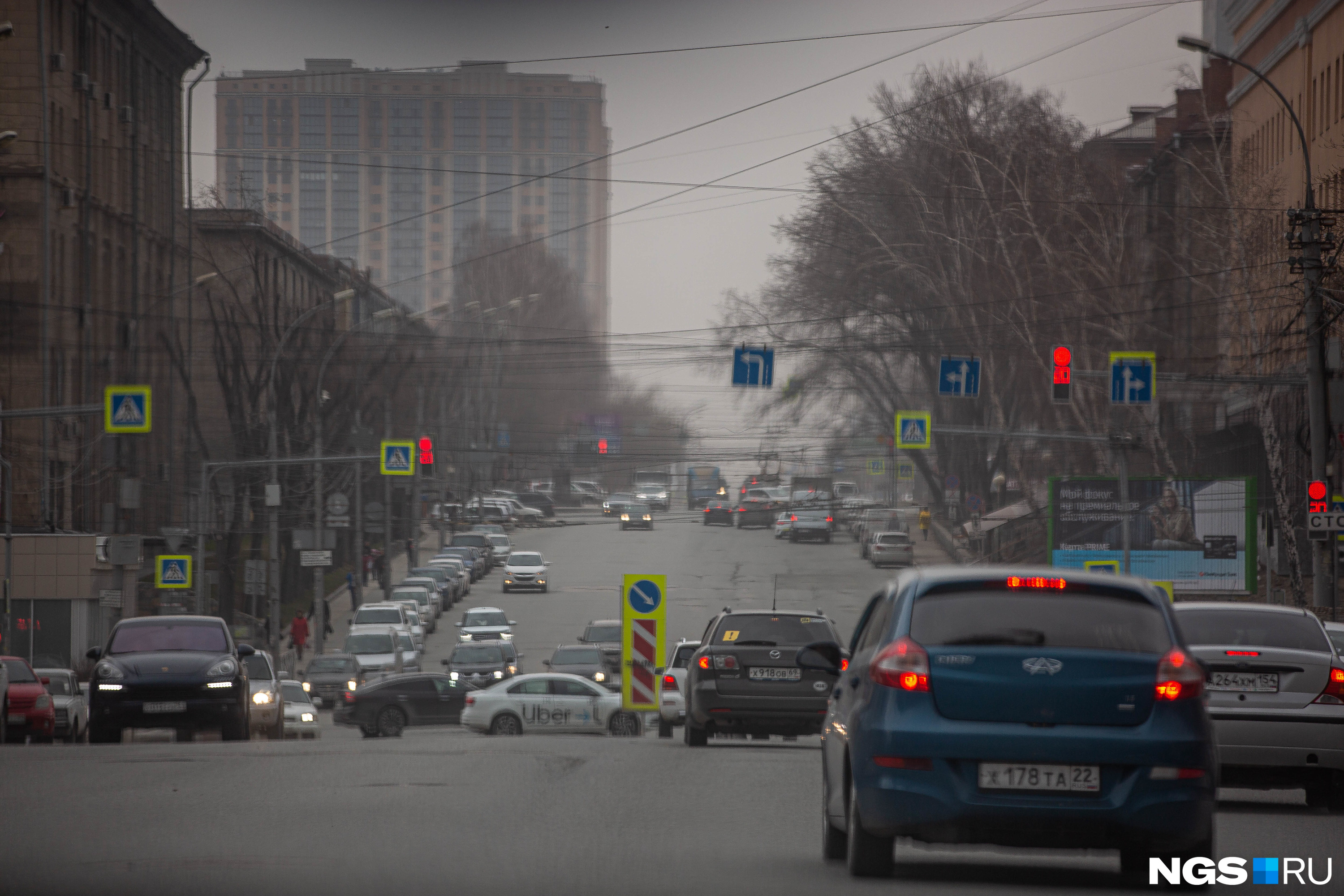 По мнению Олега Клемешова, уборке сильно мешают автомобилисты, которые не убирают свои машины с улиц