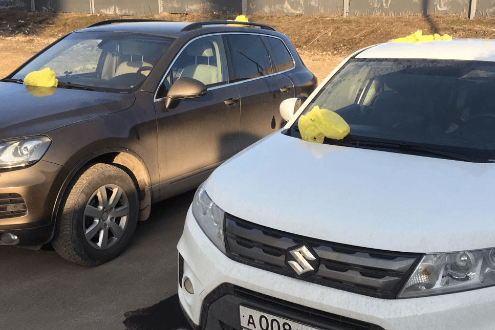 В начале марта на иномарки бросили мусорные пакеты В начале марта на иномарки бросили мусорные пакеты