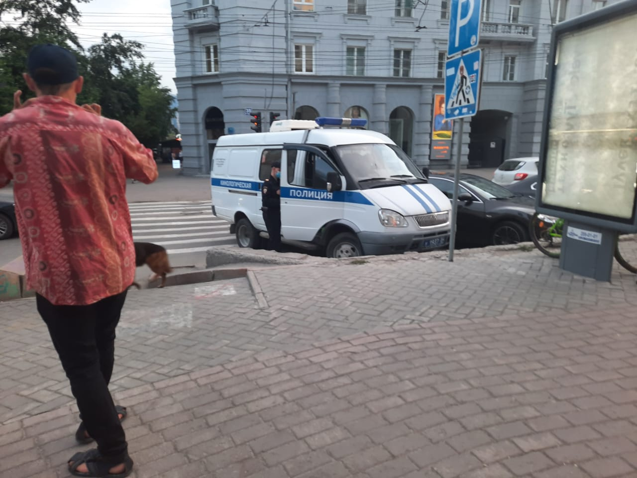 Очевидцы рассказали, что участников группы «Рви Меха — Оркестр», которая выступала на пересечении Советской и Ленина, забрала полиция Очевидцы рассказали, что участников группы «Рви Меха — Оркестр», которая выступала на пересечении Советской и Ленина, забрала полиция