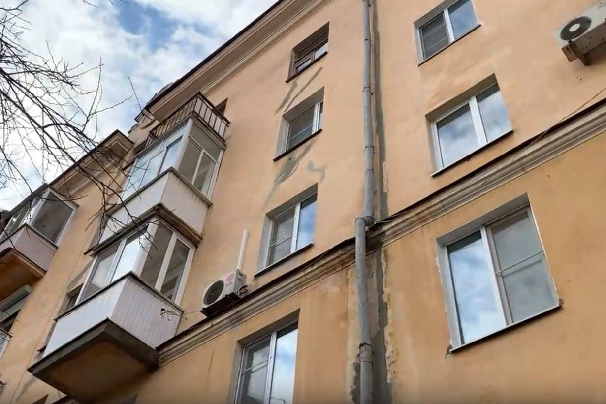 На улице не было ни души. В Волгограде парень выпал из окна. Мальчик упал с 5 этажа Саратов. Мужчина выпал с 9 этажа Волгоград.