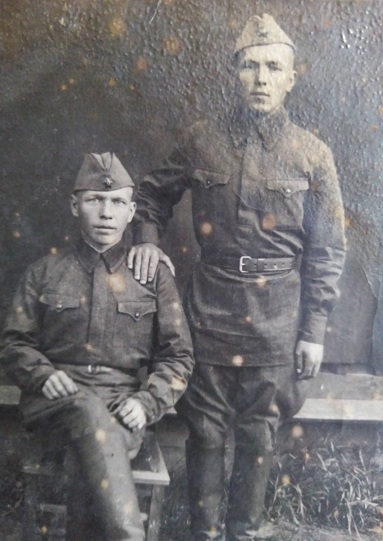 Еще одно фото из семейного альбома. Иван Ермолаев (стоит справа) с боевым товарищем Еще одно фото из семейного альбома. Иван Ермолаев (стоит справа) с боевым товарищем
