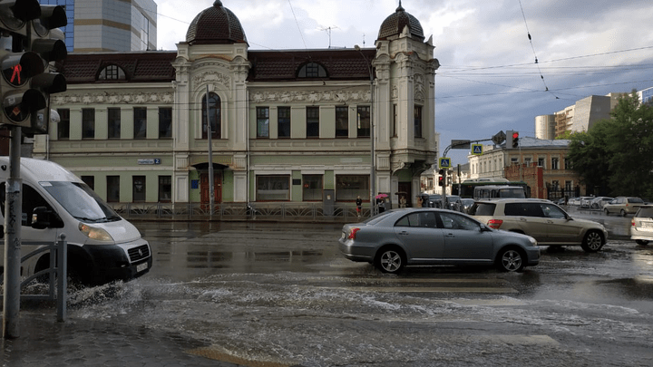 На Шефской тонут автомобили: рассказываем, почему ливневки в Екатеринбурге не справляются с дождем