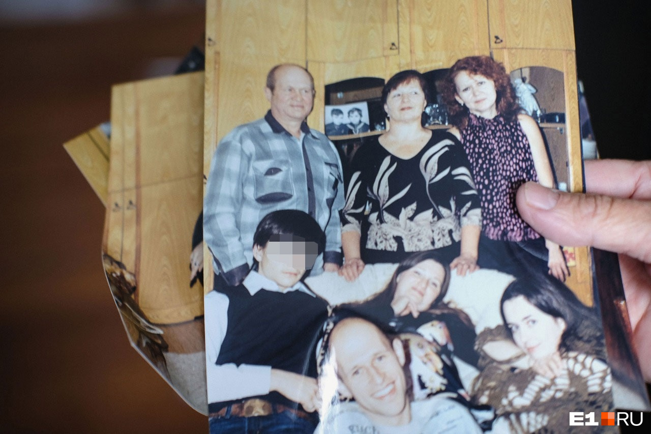 Фото, сделанное в первые годы знакомства. Бывший муж — крайний слева в нижнем ряду Фото, сделанное в первые годы знакомства. Бывший муж — крайний слева в нижнем ряду