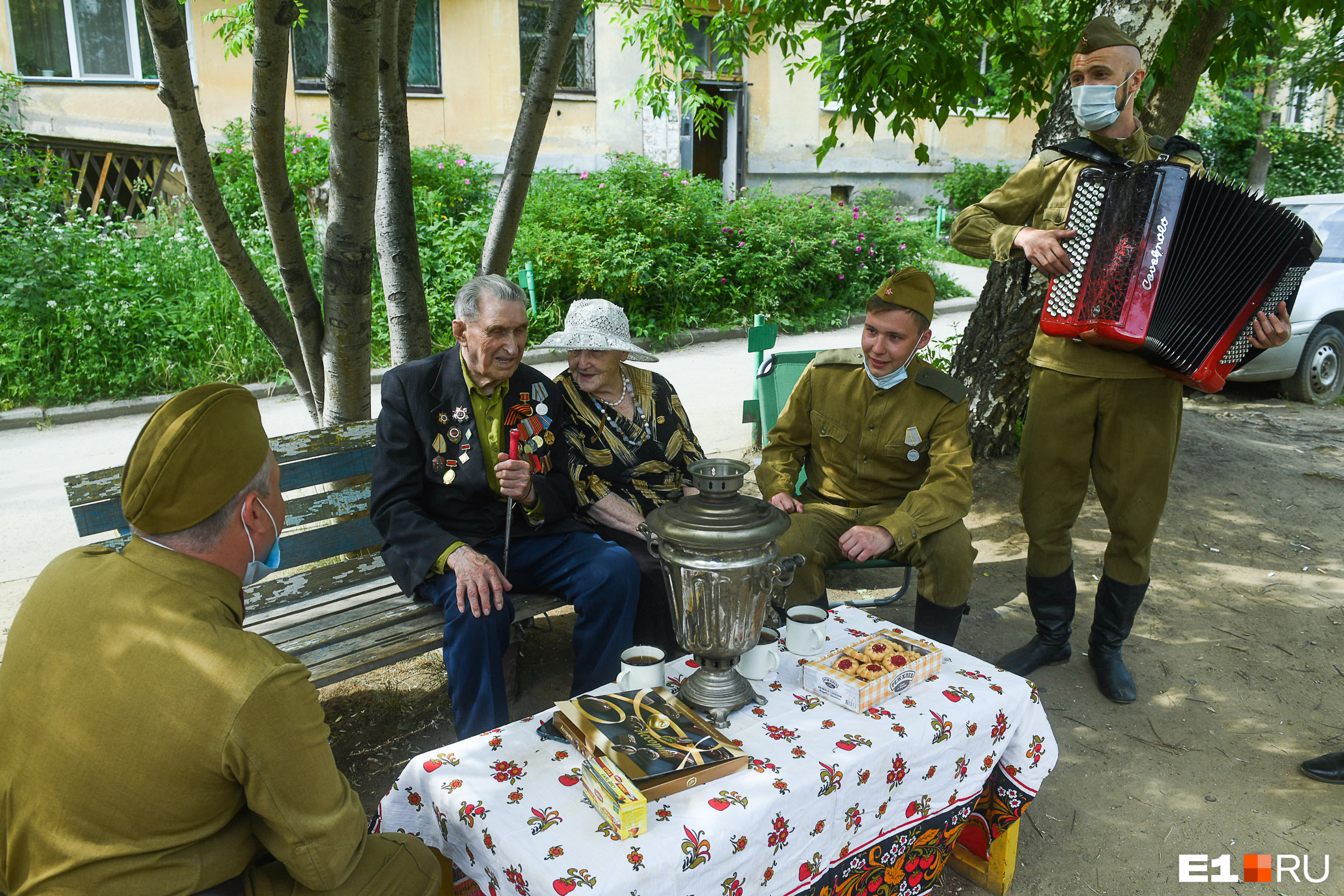 Сидели за накрытым столом и пели песни