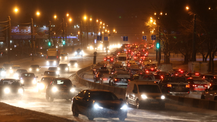 Челябинск после небольшого снегопада впервые этой зимой встал в 10-балльных пробках
