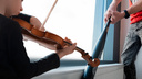 «Сын занимается, а соседи наряд вызывают»: в Челябинске завели дело из-за игры мальчика на скрипке по вечерам