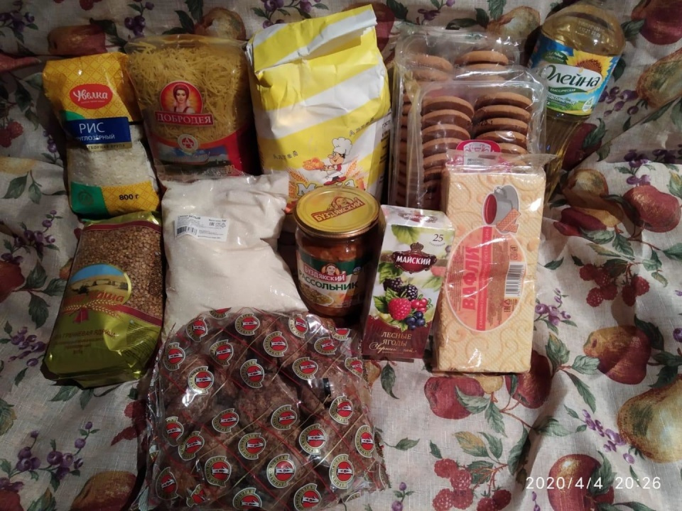 Продуктовые наборы — не идея челябинцев, вот такой ассортимент выдают малоимущим семьям в Омске Продуктовые наборы — не идея челябинцев, вот такой ассортимент выдают малоимущим семьям в Омске