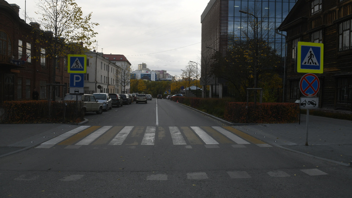 Водители паркуются на встречке: в центре Екатеринбурга одностороннюю улицу сделали двусторонней