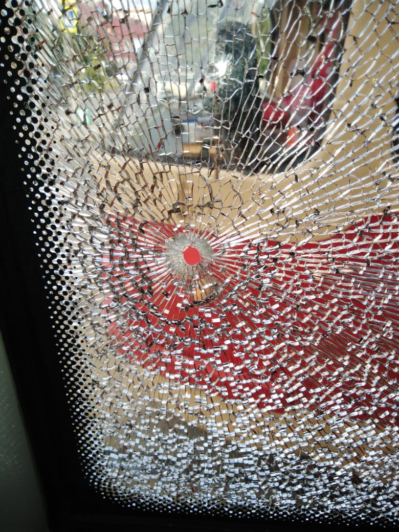 Пуля прошла сквозь стекло и попала пассажирке в щеку