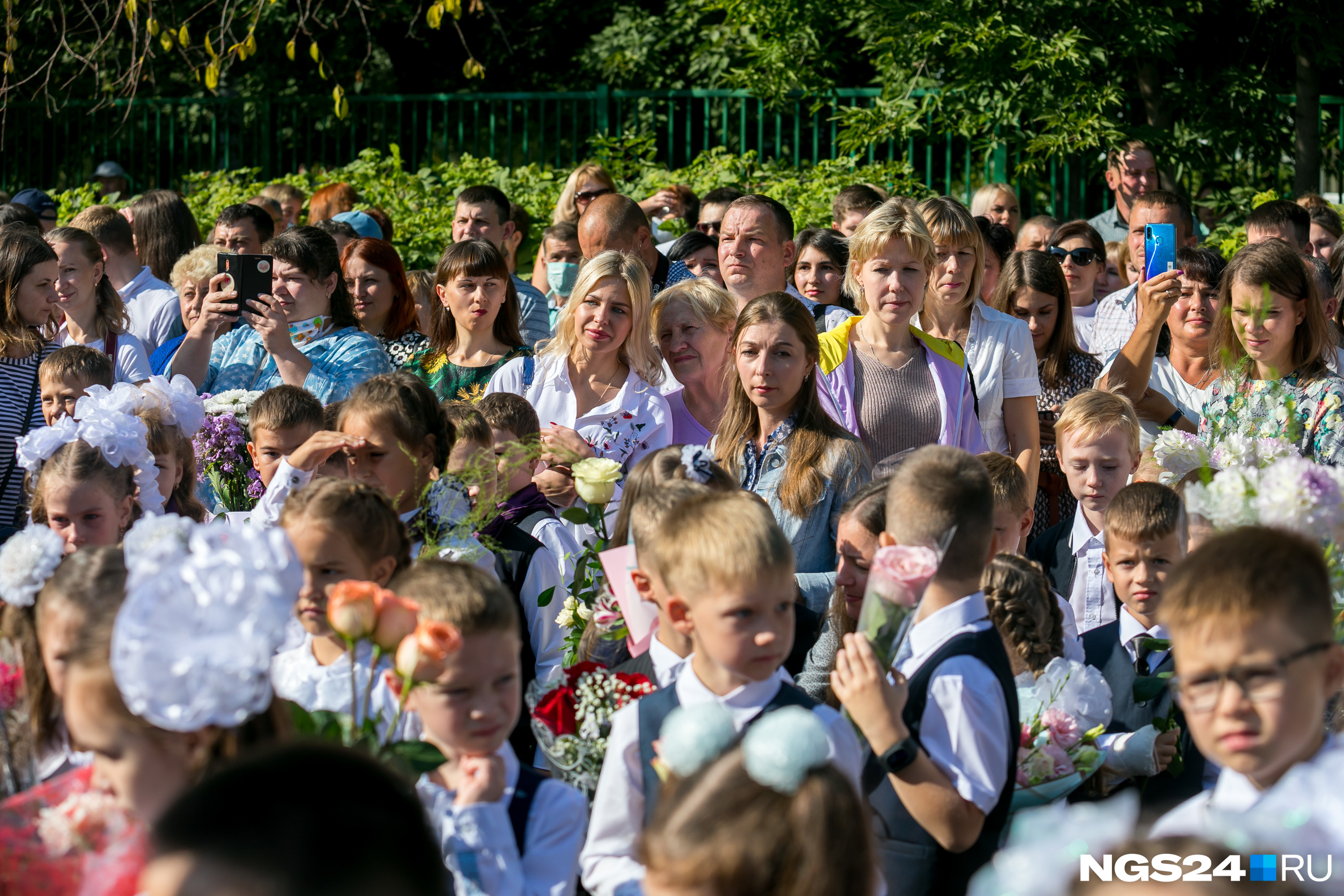 На праздник пришли сотни родителей первоклашек На праздник пришли сотни родителей первоклашек