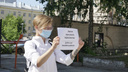«Хватит прессовать журналистов»: возле здания новосибирского ФСБ прошли одиночные пикеты