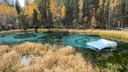На Алтае разгорелся скандал из-за матраса — его запустили в уникальное гейзерное озеро для съёмок рекламы