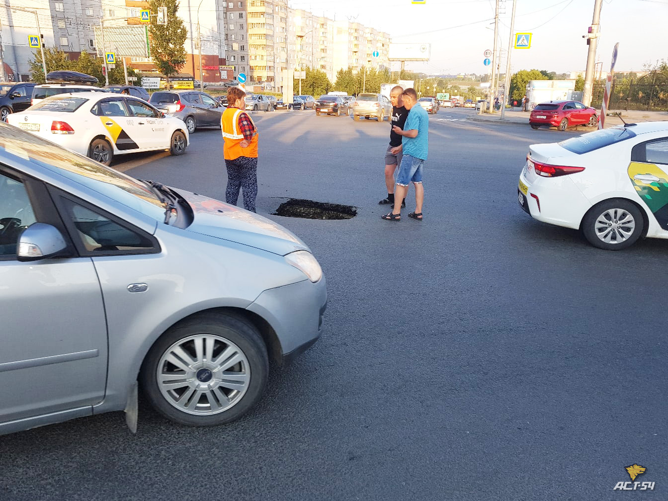 Яма образовалась прямо на проезжей части Яма образовалась прямо на проезжей части