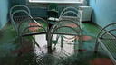 «Четыре часа льется рекой вода»: в Челябинской области затопило ковидную больницу